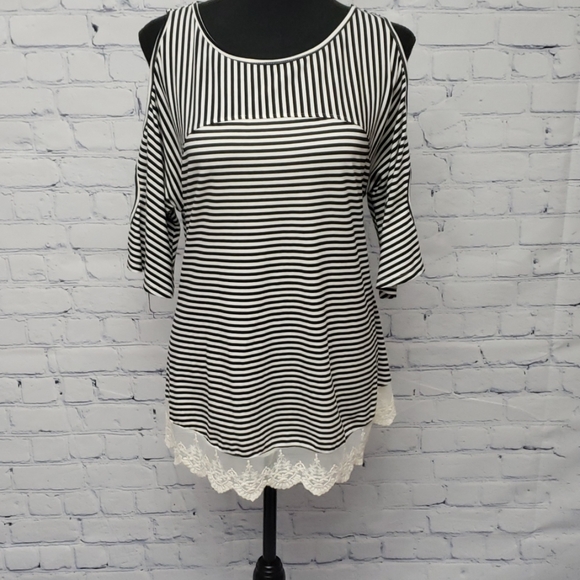 Umgee Tops - 🎀UMGEE black/white striped tunic,  Lace hem